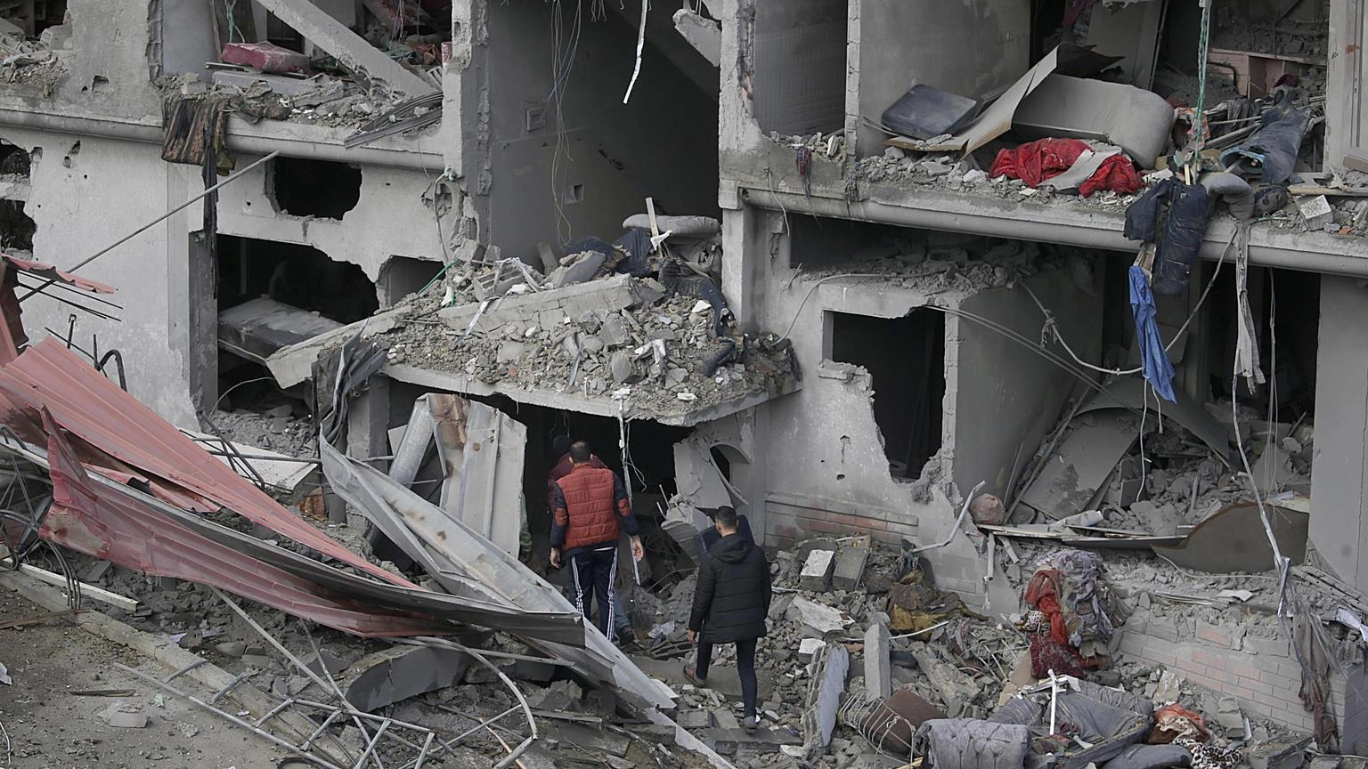 Gaza, media: bilancio raid su Maghazi salito a 106 morti