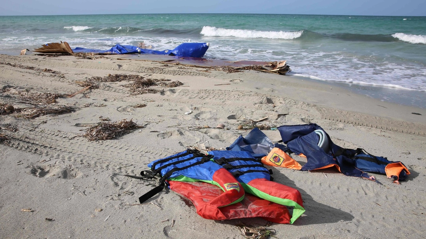 Libia, giubbotti salvagente sulla spiaggia di Sabrata (foto Afp)