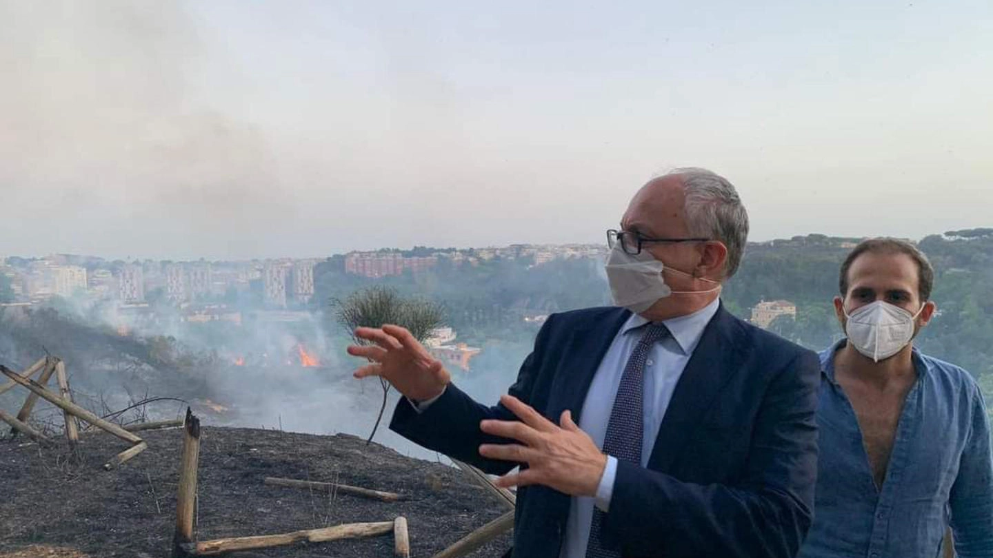 Il sopralluogo del sindaco Gualtieri dopo l'incendio al Parco del Pineto