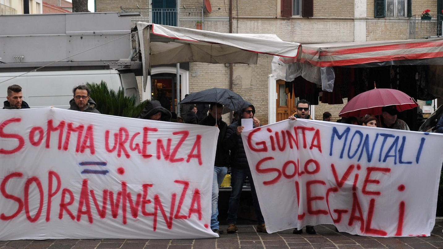 La manifestazione in piazza a Porto Recanati (foto Vives)