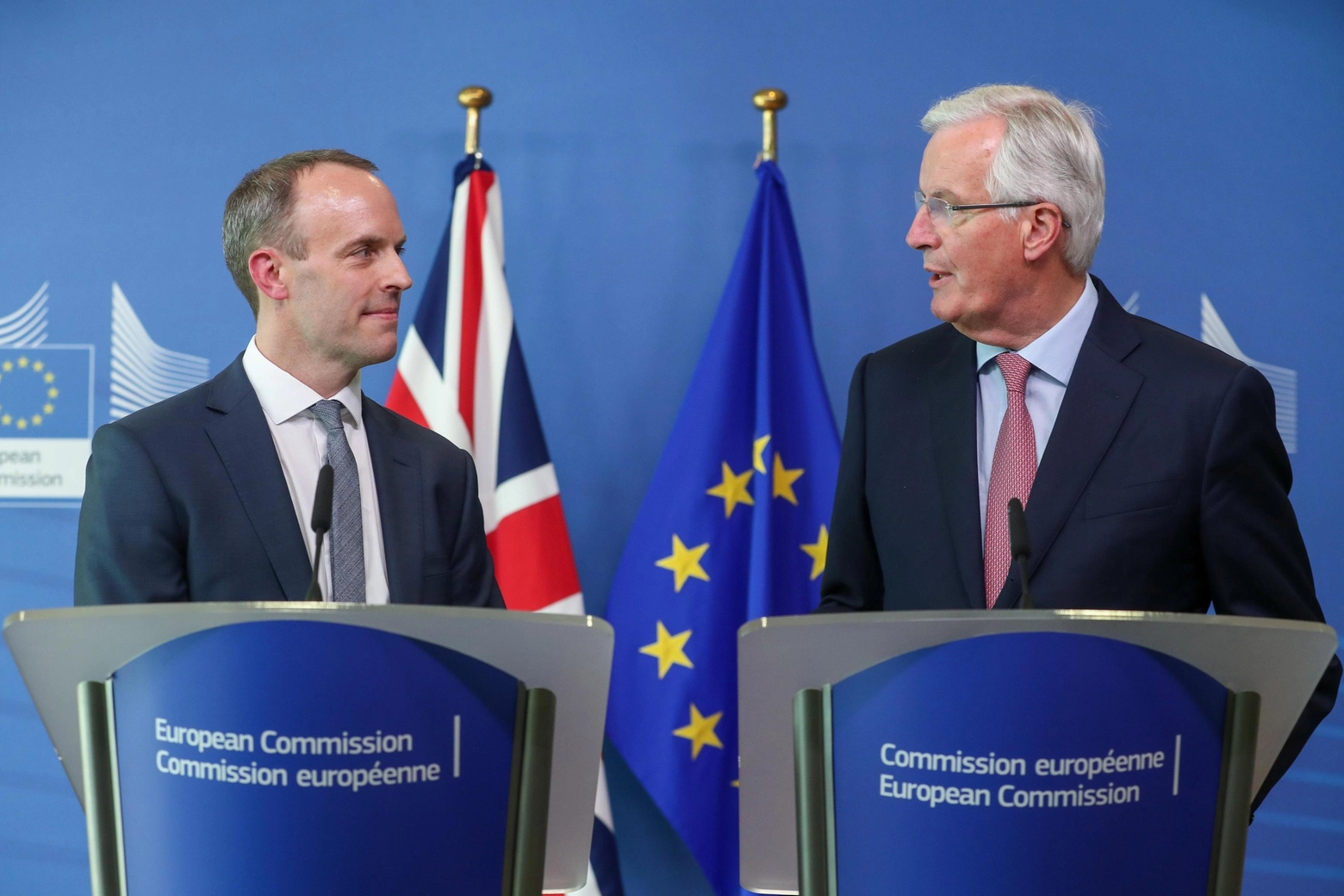 Dominic Raab e Michel Barnier nel loro primo incontro per le negoziazioni sulla Brexit