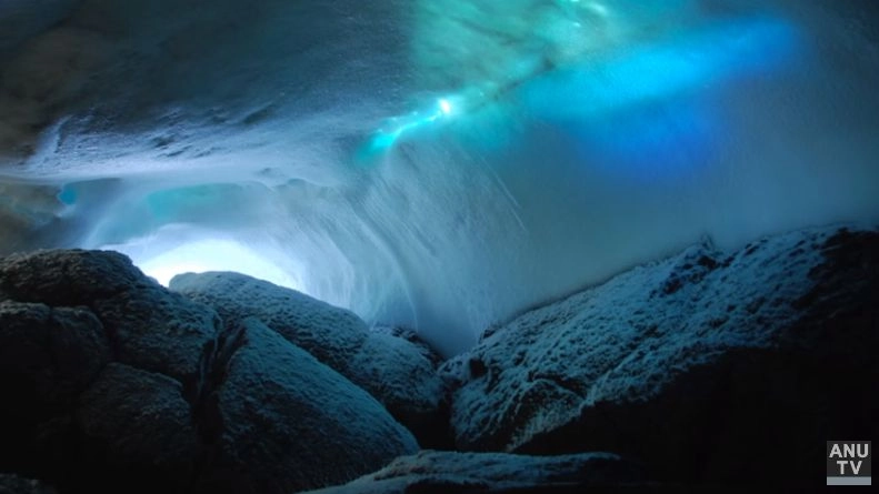 La magia delle grotte calde in Antartide (YouTube)