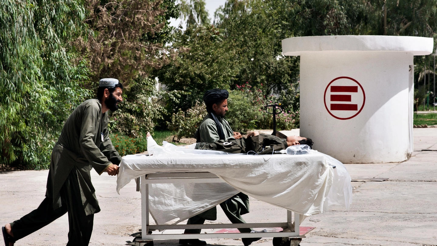 Centro chirurgico per vittime di guerra di Lashkar-Gah. Arrivo di un paziente (Ansa)