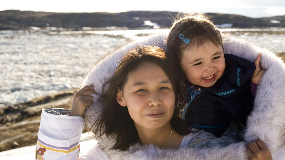 Madre e figlia Inuit in abito tradizionale