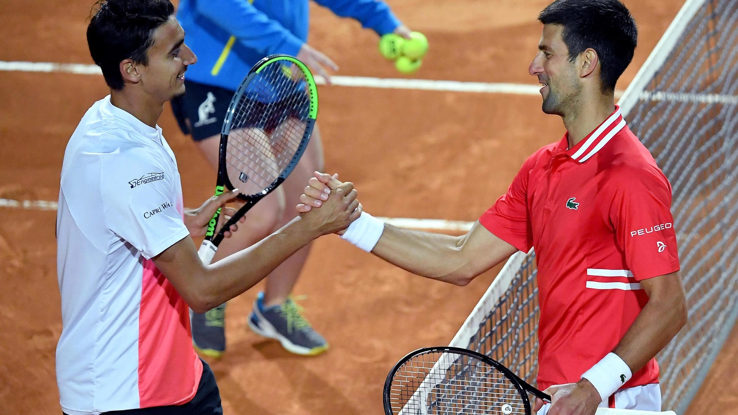 Lorenzo Sonego e Novak Djokovic al termine della semifinale (Ansa)