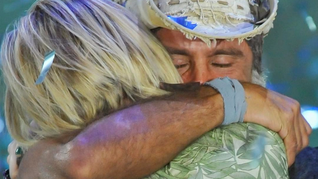 Raz Degan abbraccia Paola Barale dopo la vittoria dell'Isola