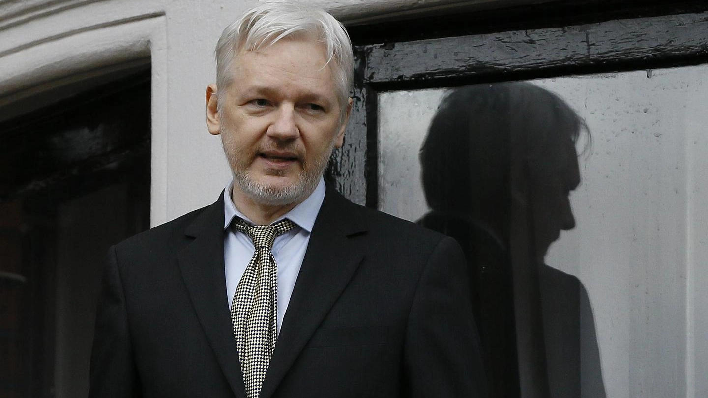 Il fondatore di Wikileaks, Julian Assange, nell'ambasciata dell'Ecuador a Londra (Ansa)