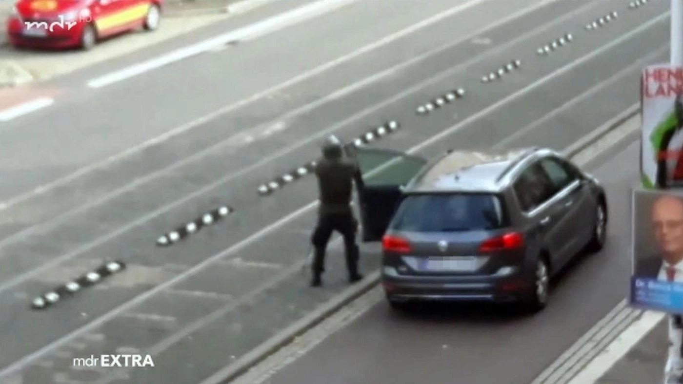 Un frame del video con uno degli attentatori di Halle (Ansa)