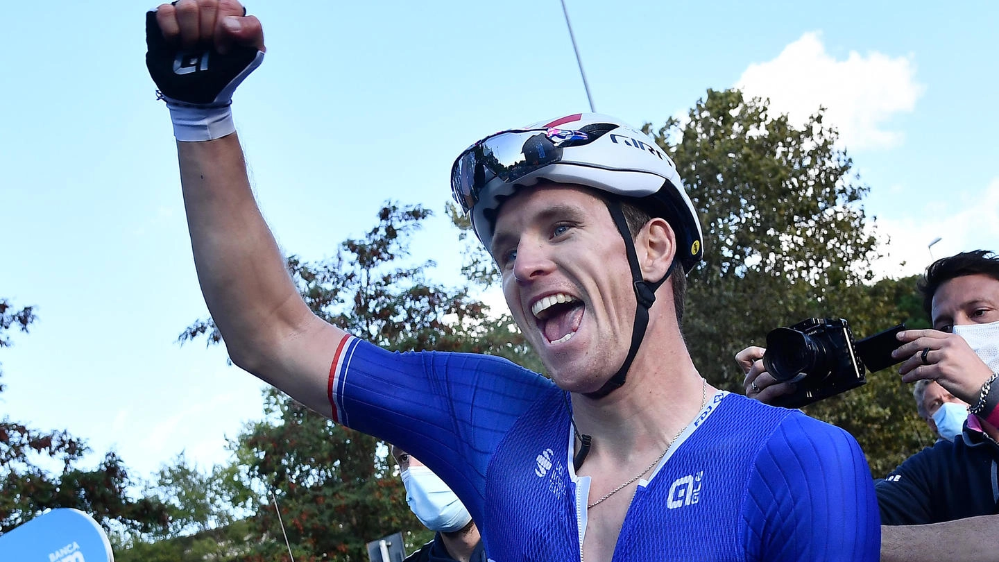 L'esultanza di Arnaud Démare dopo la vittoria della tappa 6 del Giro (Ansa)