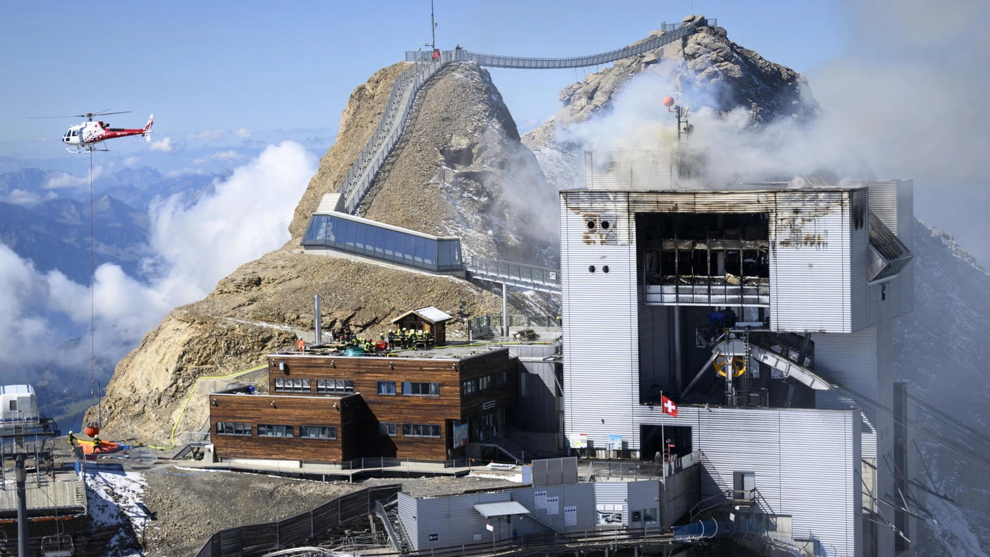 Incendio nella stazione invernale Glacier 3000, in Svizzera