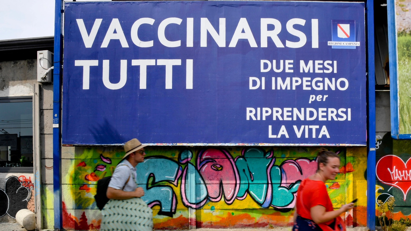 Uno dei mega poster allestiti da Regione Campania per invitare al vaccino anti Covid