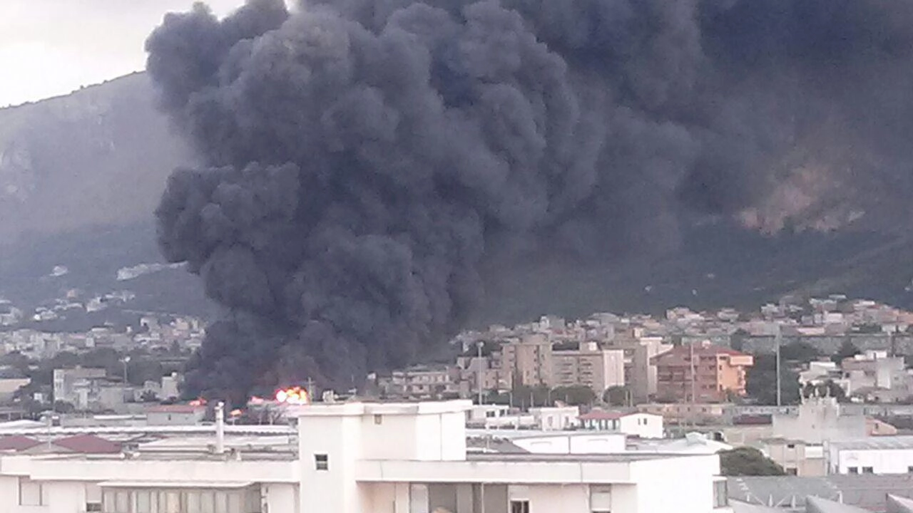 L'incendio al deposito di carburante, Palermo (Ansa)