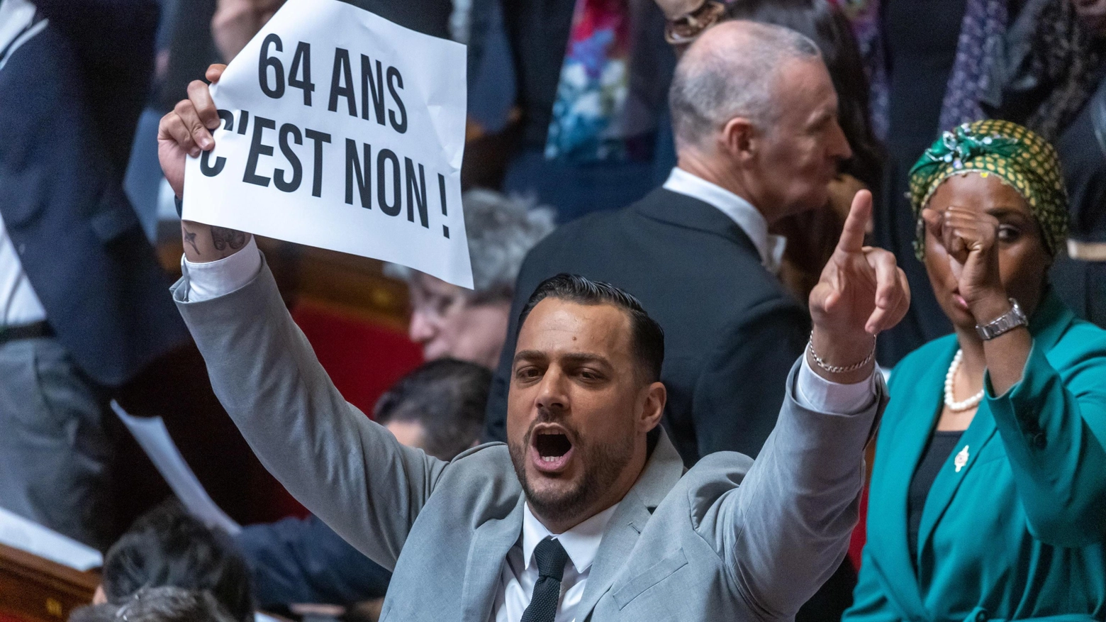 Protesta contro Macron in Parlamento 