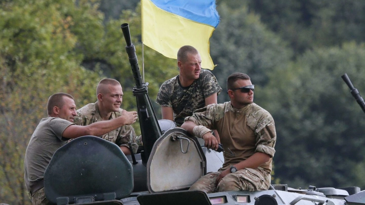 Militari ucraini in un momento di calma su un carro armato