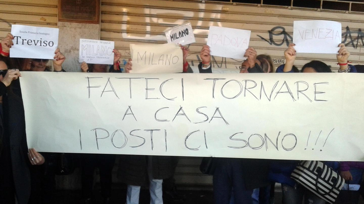 Protesta dei professori contro la riforma la Buona scuola (Ansa)