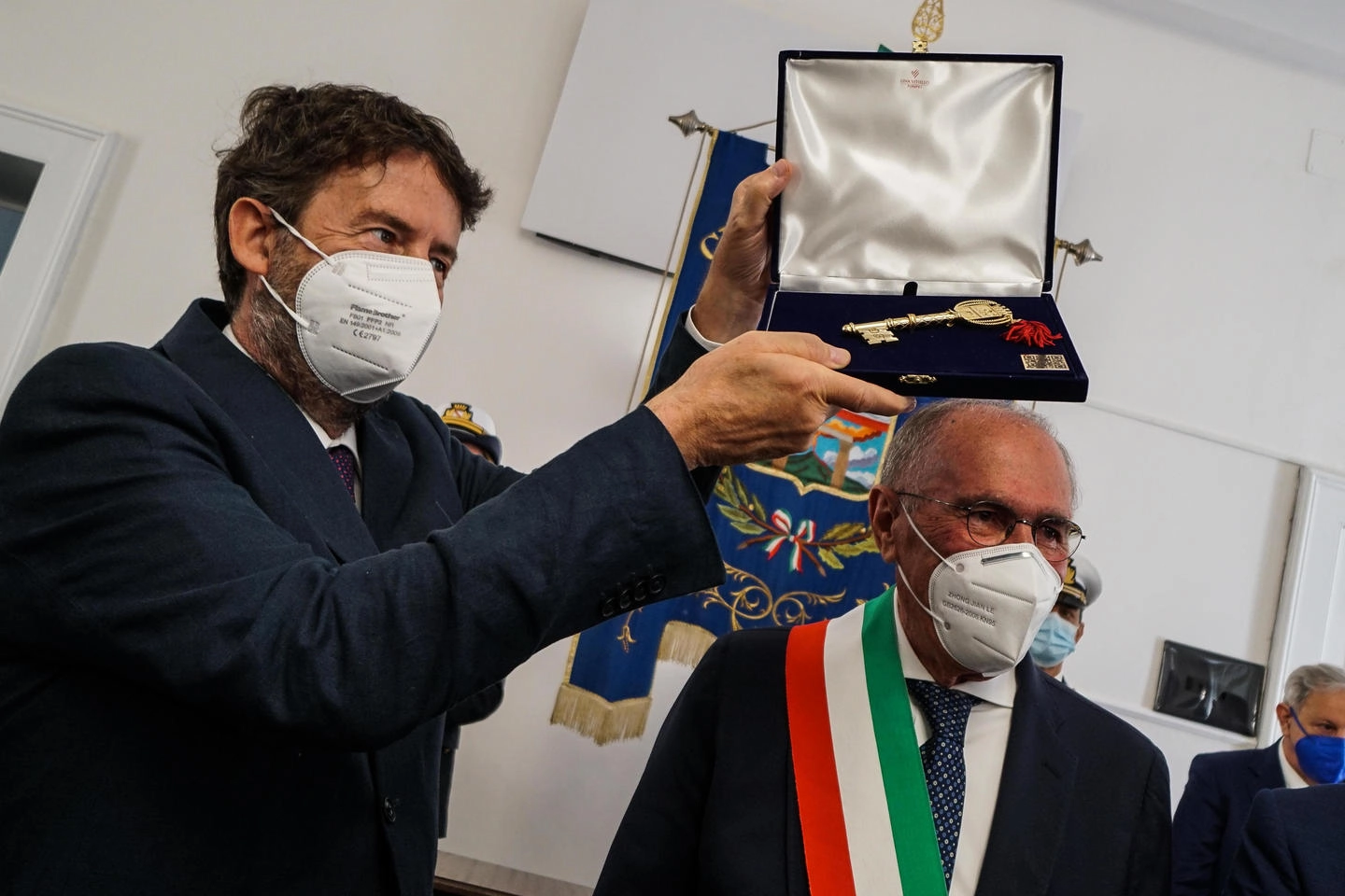 Il sindaco di Pompei Lo Sapio (d) e il ministro della Cultura Franceschini (s) 
