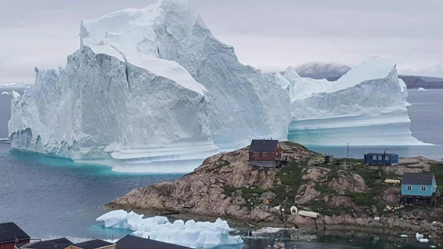 Un iceberg minaccia un villaggio in Groenlandia (Ansa)