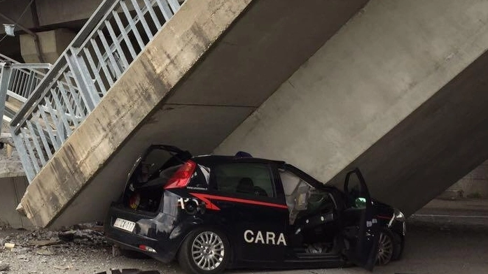 La rampa di un viadotto crolla sull'auto dei carabinieri (Ansa)
