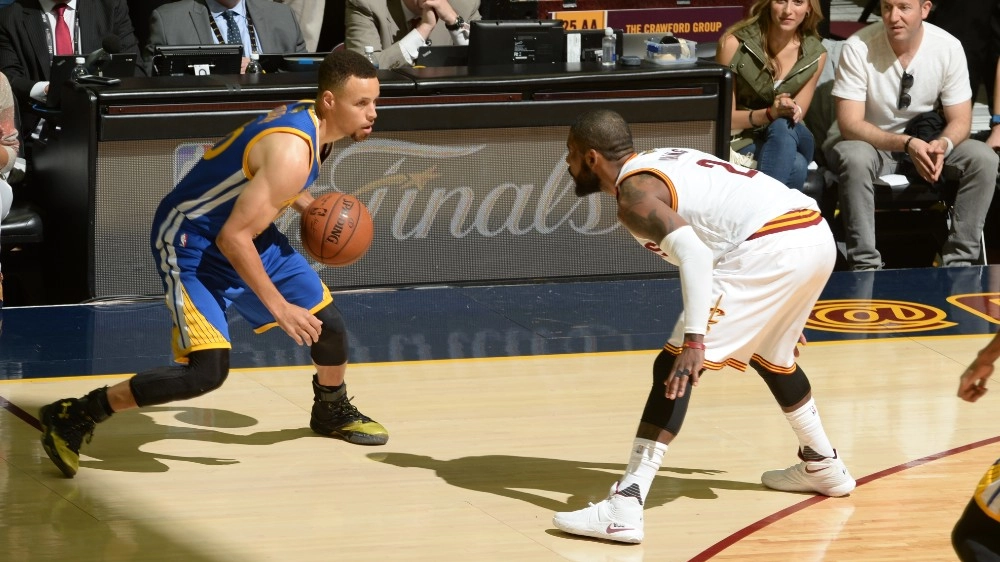 Curry contro Irving, sfida tra fenomeni (NBAE via Getty Images)