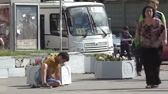 Esperimento tra Russia e Usa, chi aiuta una persona che si sente male in strada (da youtube)