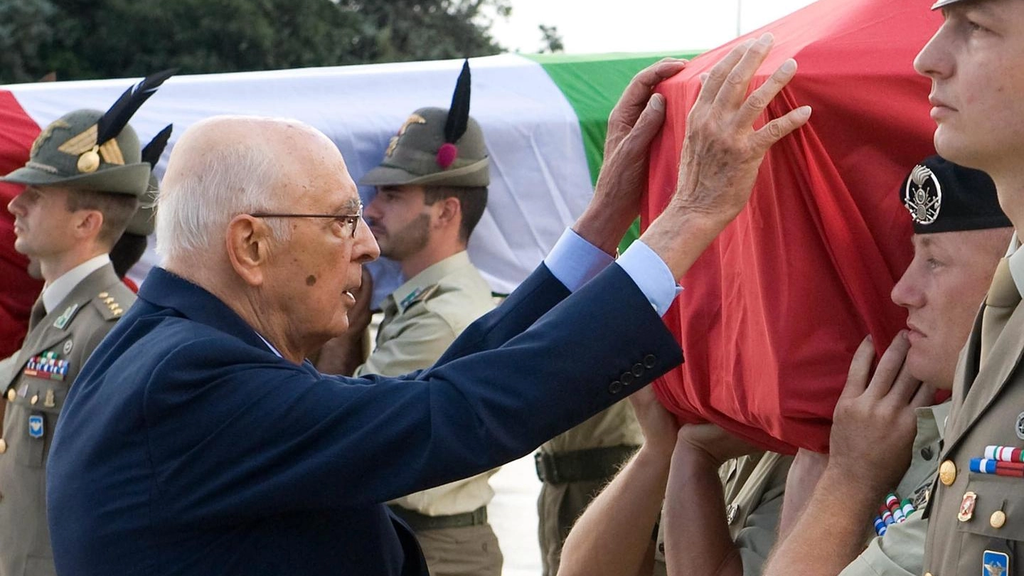 Nel 2010 l'allora presidente Napolitano accoglie le salme di 2 soldati