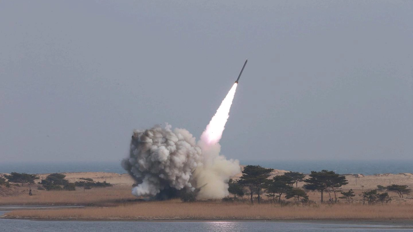 Corea del Nord, il lancio di un missile (Ansa)