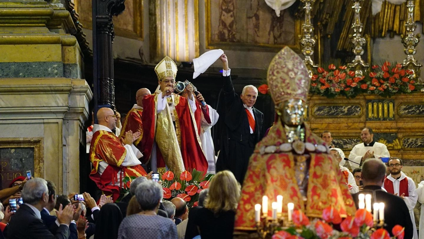 Il cardinale Sepe con l'ampolla di San Gennaro (Ansa)