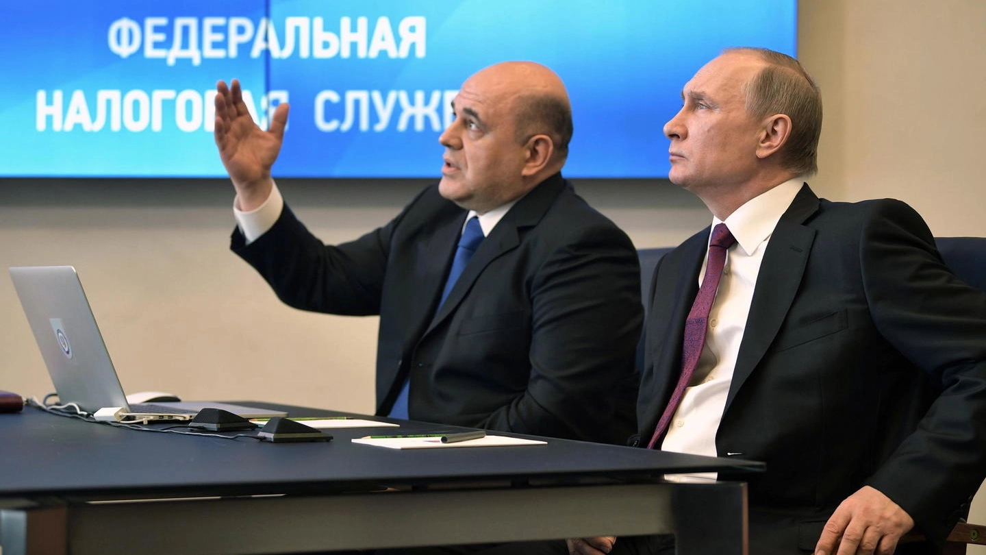 Mikhail Mishustin con Vladimir Putin (Ansa)