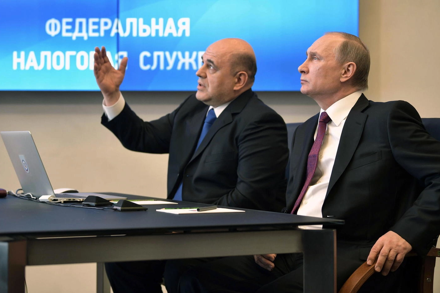 Mikhail Mishustin con Vladimir Putin (Ansa)