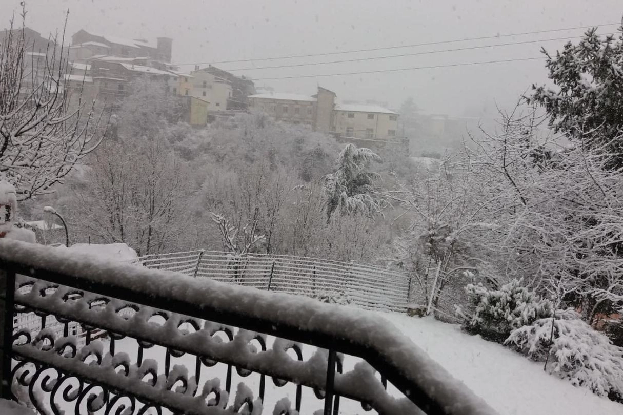 Copiosa nevicata che sta cadendo sul paese di Jenne, in provincia di Roma, 9 gennaio 2022