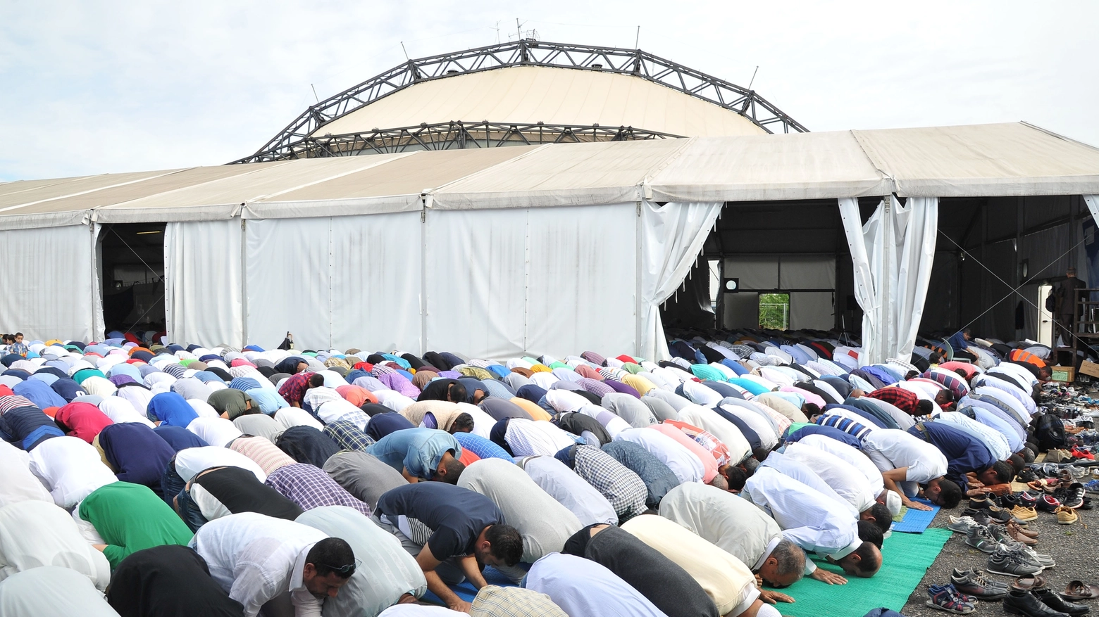 Musulmani in preghiera (Newpress)
