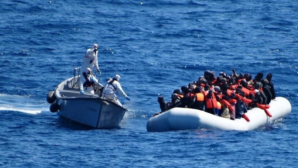 Un salvataggio di migranti nel Mediterraneo (Ansa)