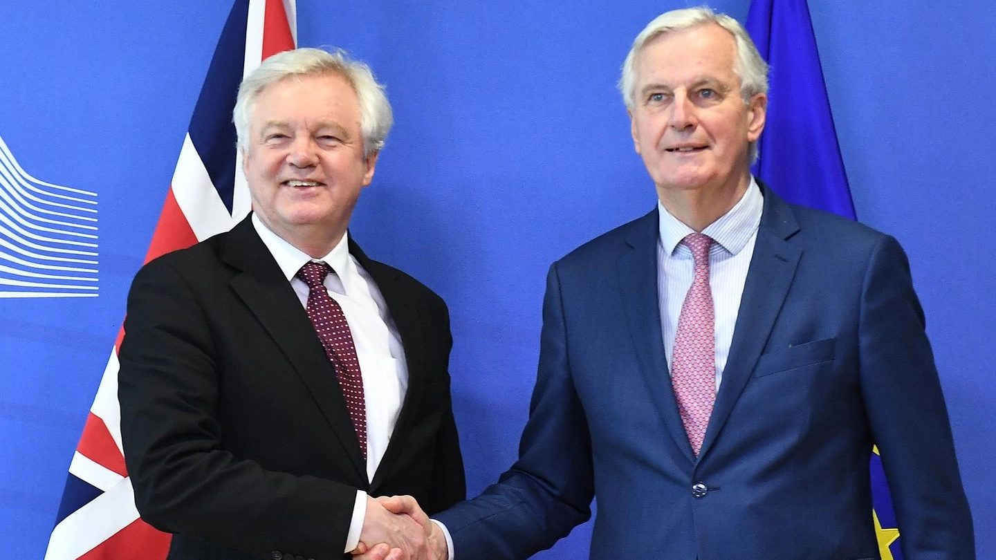 Michel Barnier e David Davis, ministro del Regno Unito per la Brexit (Ansa)