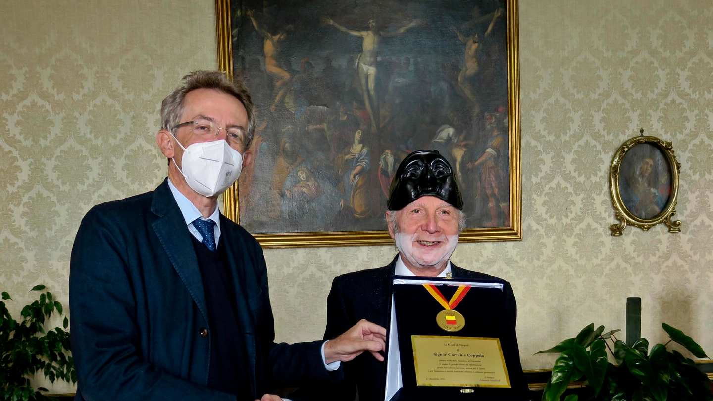 Carmine Coppola premiato dal sindaco Manfredi