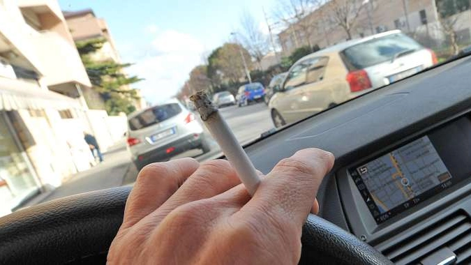 Fuma in auto con a bordo figlio, multato