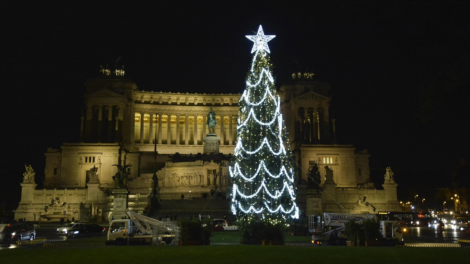 L'albero di Natale in piazza Venezia, criticato da molti (Ansa)