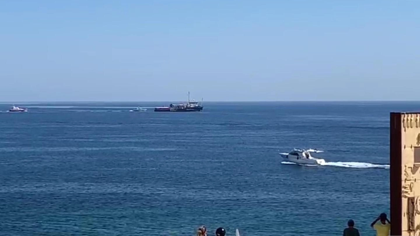 Sea Watch 3 nei pressi del porto di Lampedusa (Ansa)