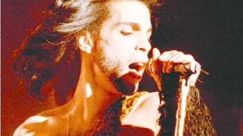 Prince sul palco durante un concerto
