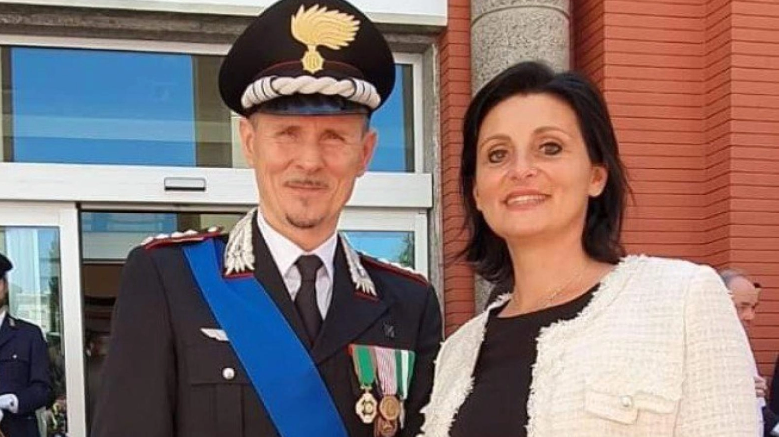 Il colonnello dei carabinieri Antonio Dibari con la viceministra Vannia Gava (Ansa)