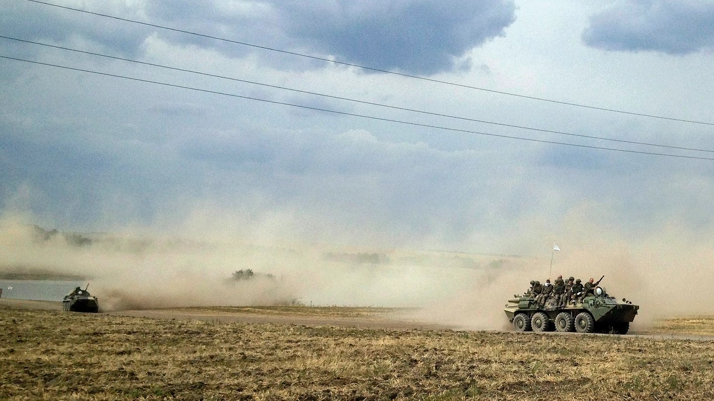 Carri armati nella regione di Rostov in Ucraina (Reuters)