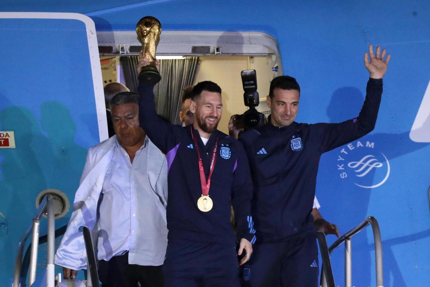 Messi e il ct Scaroni all'arrivo in Argentina con la Coppa del mondo (Ansa)