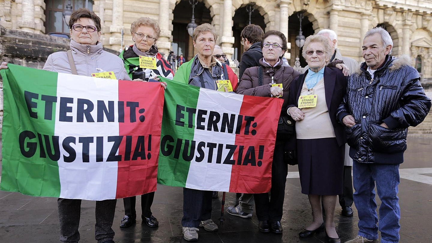 Alcuni parenti delle vittime dell'amianto degli stabilimenti italiani dell'Eternit (Ansa)