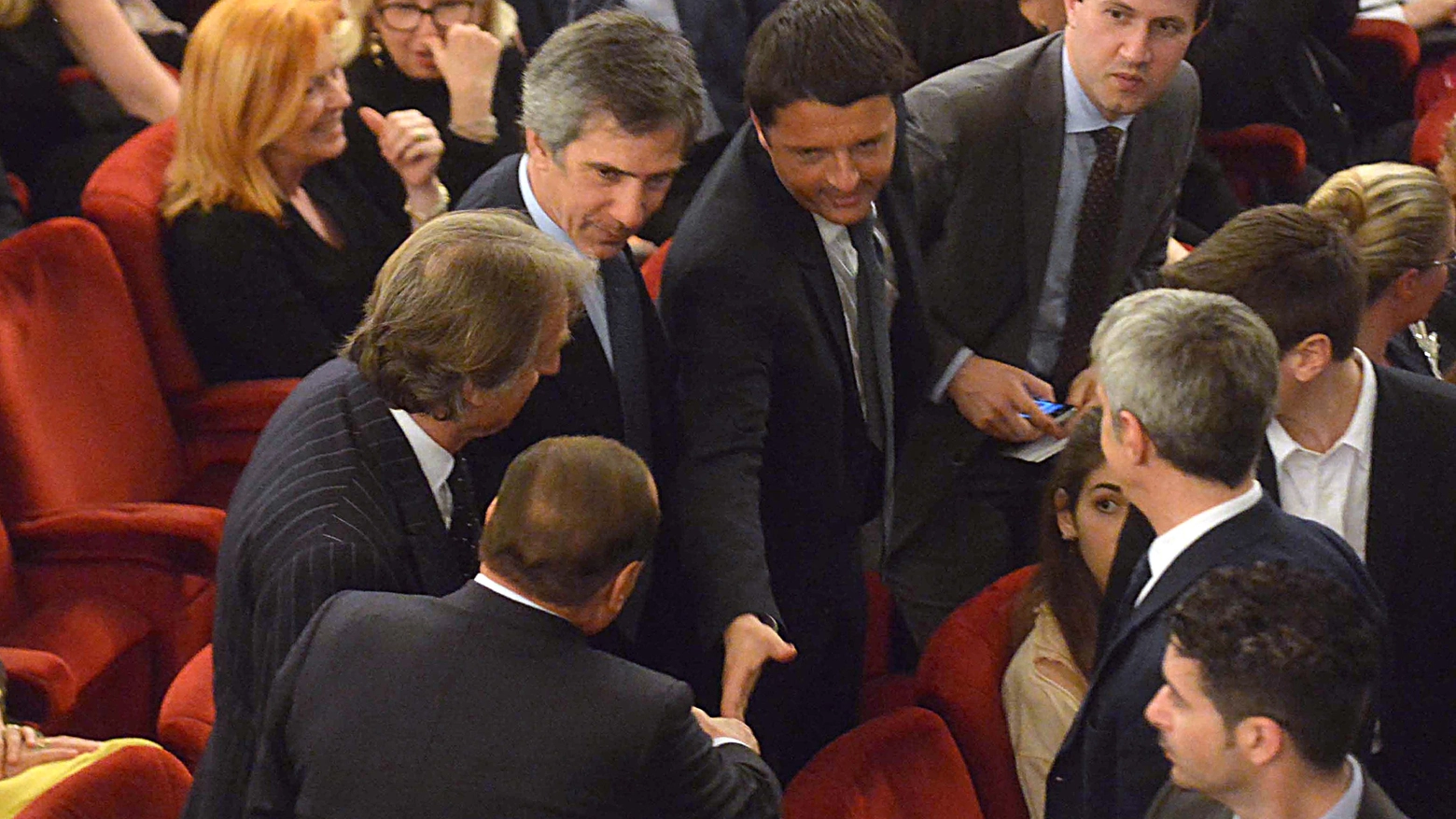 Matteo renzi e Silvio Berlusconi si stringono la mano (ImagoE)