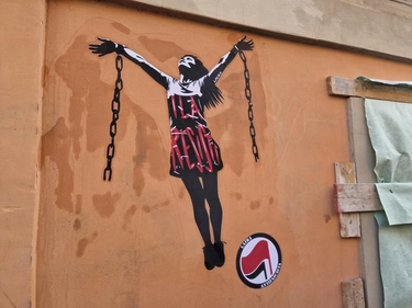 Ilaria Salis che spezza le catene, a Roma il murales di Laika vicino all’ambasciata di Ungheria