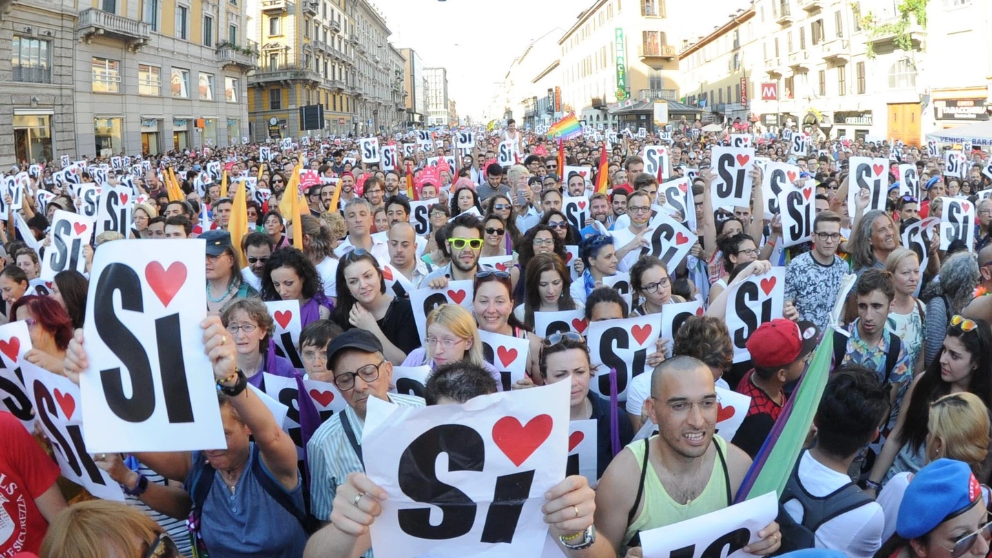 Unioni civili, manifestazione a Milano (Newpress)