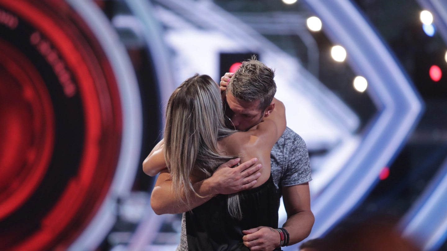 Clemente Russo abbraccia la moglie dopo l'espulsione dal GFVip (LaPresse)