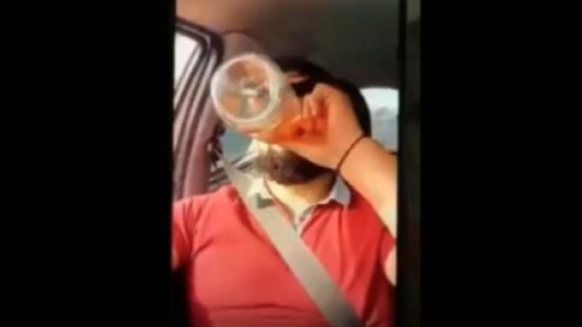 Beve mentre guida, poi lo schianto 