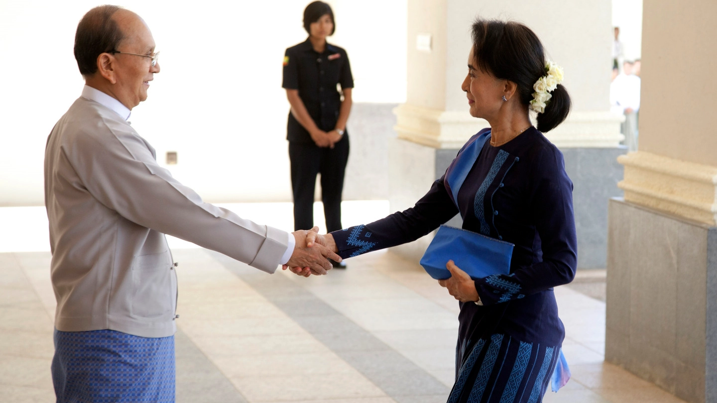 Il presidente birmano Thein Sein stringe la mano a Aung San Suu Kyi (Ap/Lapresse)