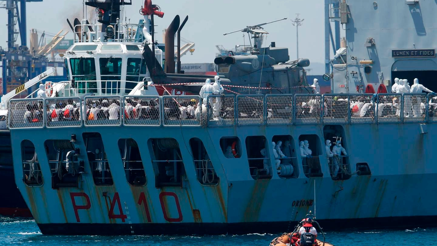 La nave Orione con a bordo i migranti arriva al porto di Valencia (Afp)