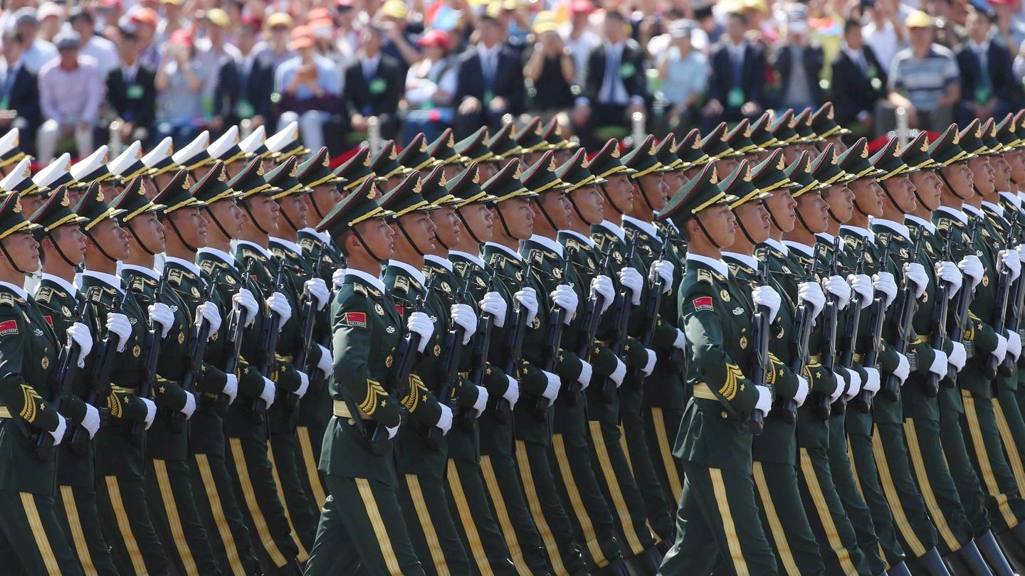 Pechino, soldato in parata a piazza Tienanmen (Ansa)